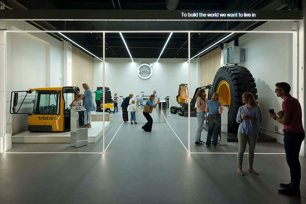 Foto på personer som står och tittar på traktordäck i ett museum