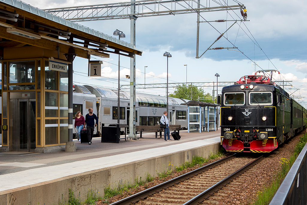 Foto på ett tåg som åker in till Enköpings station.