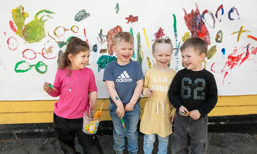 Foto av barn som går på Bolmörtens förskola.