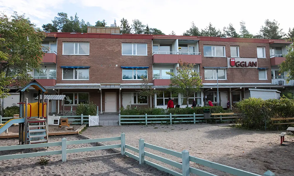 Foto på Sagogrändens förskola. Det är en lägenhetsbyggnad i tegel